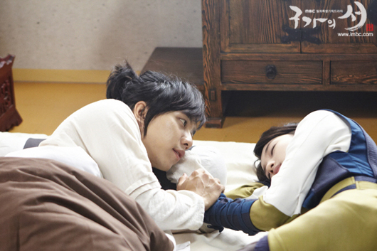 Lee Seung Gi âu yếm ngắm Suzy ngủ 2