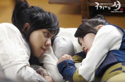 Lee Seung Gi âu yếm ngắm Suzy ngủ 3
