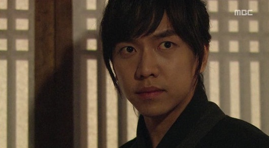 Suzy hoang mang khi được Lee Seung Gi ôm 6