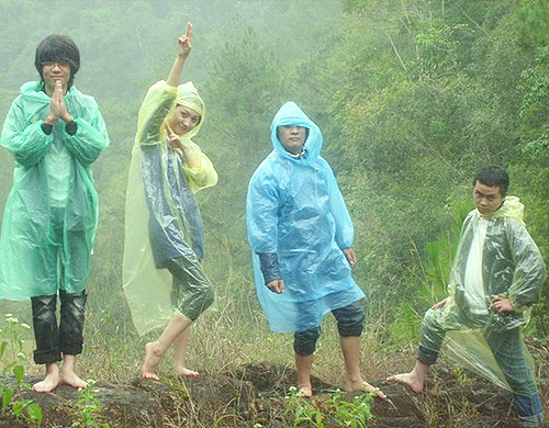 Đủ cách "chống chọi" thời tiết độc đáo của sao Việt 11