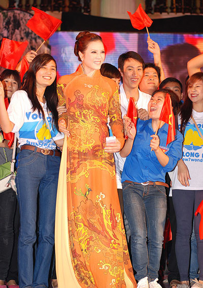 5 người đẹp của showbiz Việt được thế giới ch&uacute; &yacute; 16