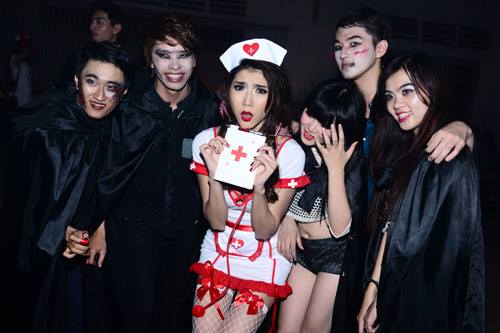 Angela Phương Trinh giả mèo, Ngọc Quyên hóa y tá trong đêm Halloween 3