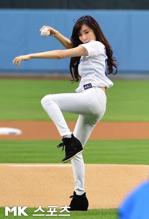 Tiffany (SNSD) ngượng ngùng vì ném bóng chày kém 4
