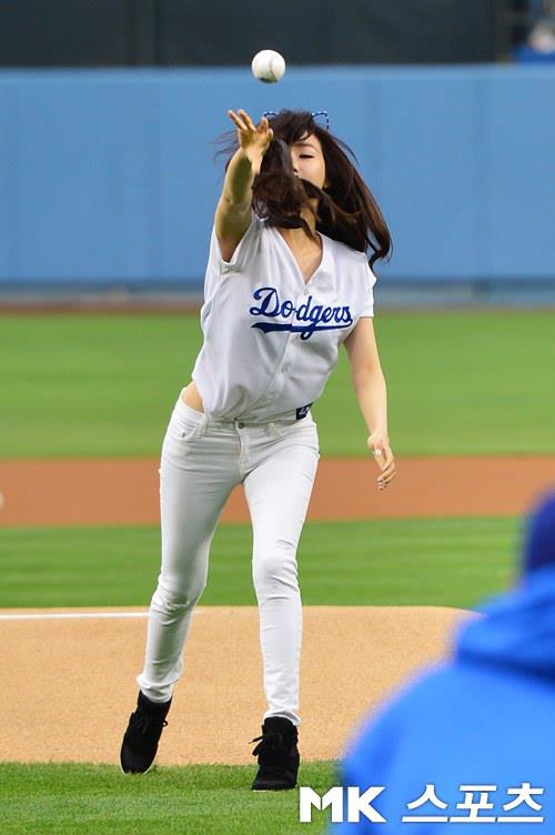 Tiffany (SNSD) ngượng ngùng vì ném bóng chày kém 6