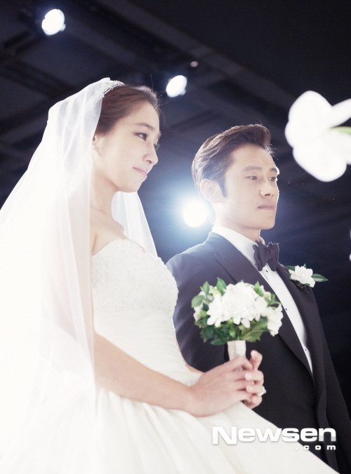 Lee Byung Hun và Lee Min Jung rạng rỡ trong “đám cưới thế kỷ” 20