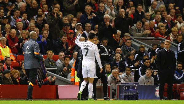 Bỏ qua thù địch năm xưa, fan Liverpool vỗ tay thán phục Ronaldo 1