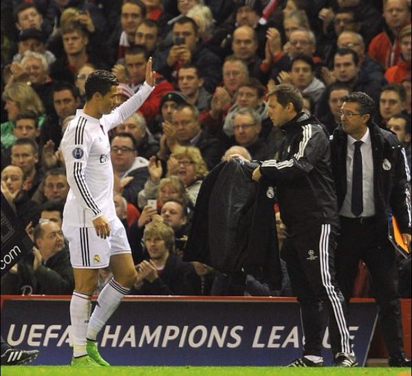 Bỏ qua thù địch năm xưa, fan Liverpool vỗ tay thán phục Ronaldo 2