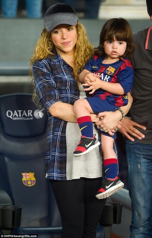Shakira vác bụng bầu khệ nệ dẫn Milan đi xem Pique thi đấu 3