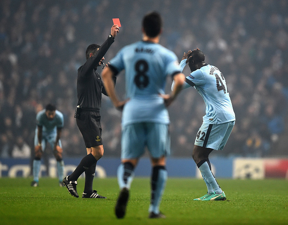 Thua trận với 2 chiếc thẻ đỏ, Man City đối diện nguy cơ bị loại 3
