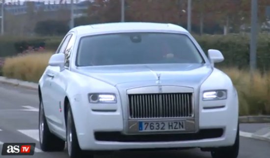 Ronaldo lái Rolls-Royce tới sân tập, khó chịu vì bị đàn em cản đường 1