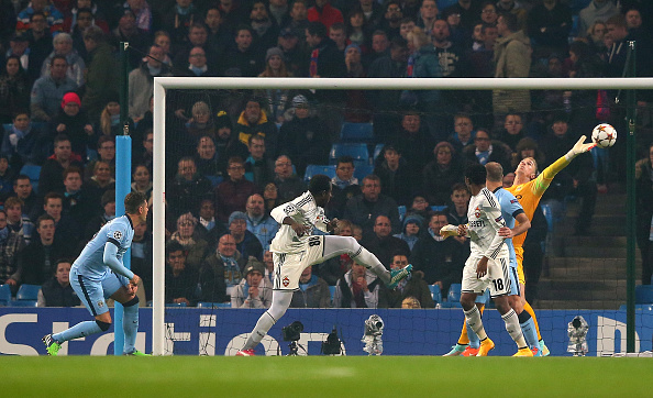 Thua trận với 2 chiếc thẻ đỏ, Man City đối diện nguy cơ bị loại 2