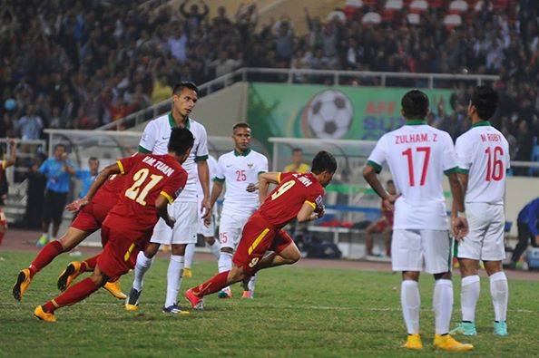 Việt Nam 2-2 Indonesia: Công làm thủ phá 2