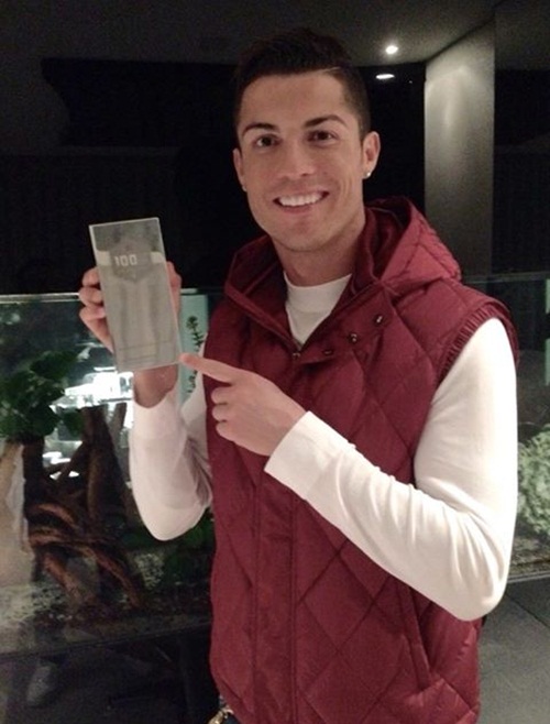 Ronaldo hớn hở khoe cúp 100 triệu fan do Facebook tặng  1
