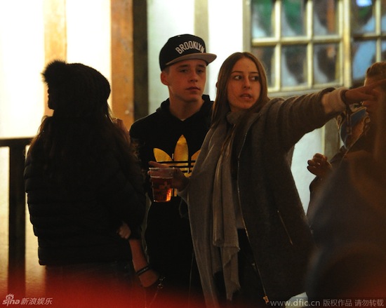 Brooklyn Beckham vui vẻ đi chơi đ&ecirc;m với bạn g&aacute;i lạ mặt 7