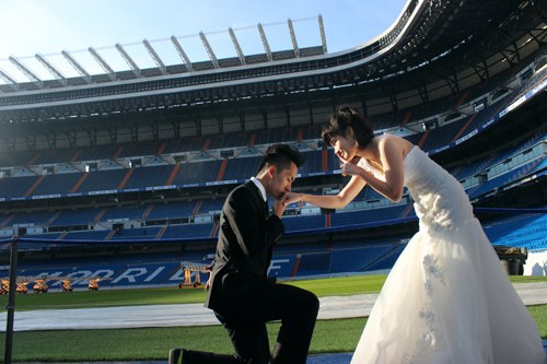 Ấn tượng với bộ ảnh cưới tr&ecirc;n "th&aacute;nh địa" Bernabeu của cặp đ&ocirc;i Việt 1