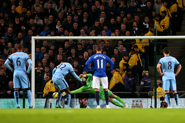 Thắng nhọc nhằn trước Everton, Man City áp sát ngôi đầu  2