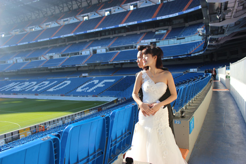 Ấn tượng với bộ ảnh cưới tr&ecirc;n "th&aacute;nh địa" Bernabeu của cặp đ&ocirc;i Việt 2