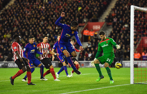 Van Persie đưa Manchester United lần đầu lọt vào top 3 2