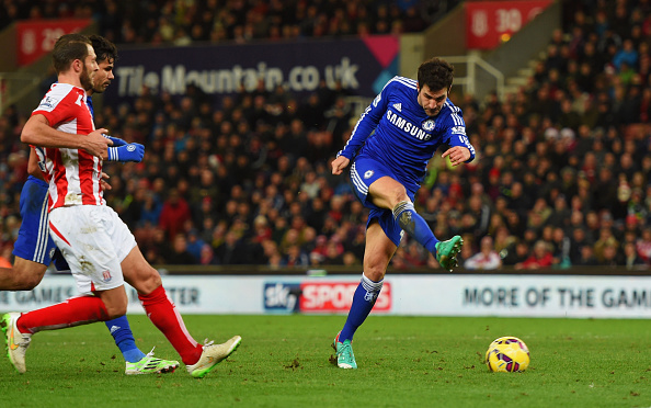 Thắng nhẹ Stoke, Chelsea tái lập khoảng cách 3 điểm với Man xanh 2