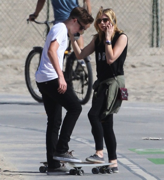 Brooklyn Beckham vui vẻ đi chơi đ&ecirc;m với bạn g&aacute;i lạ mặt 9