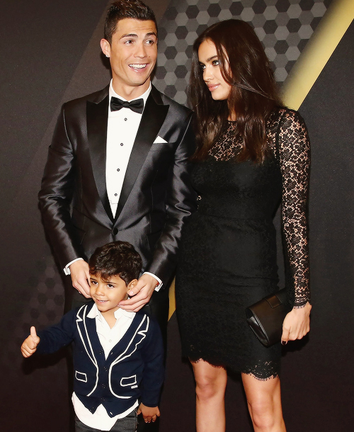 Tránh mặt mẹ Ronaldo, Irina Shayk không đến Gala trao giải QBV? 2