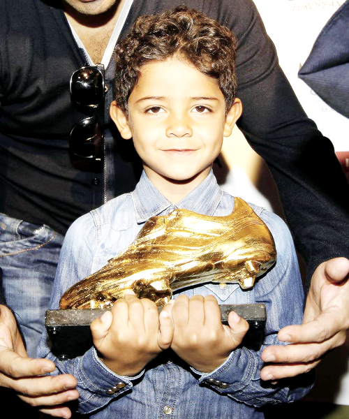 Ronaldo và những giây phút tình cảm bên con trai bé bỏng 8