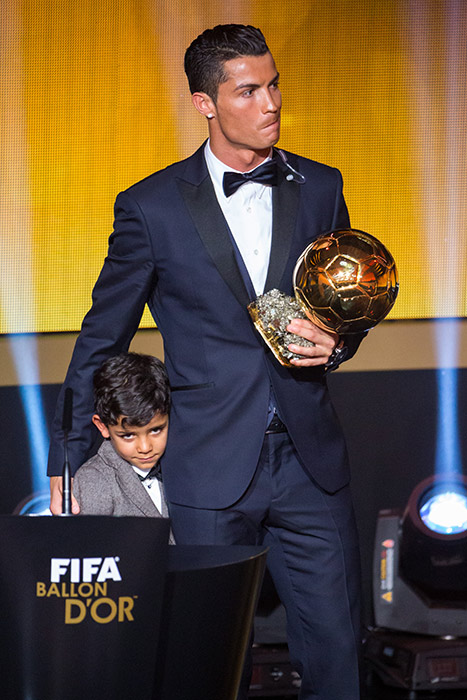 Ronaldo và những giây phút tình cảm bên con trai bé bỏng 2