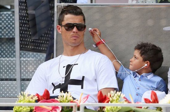 Ronaldo và những giây phút tình cảm bên con trai bé bỏng 21
