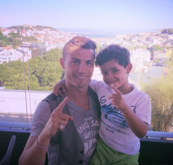 Ronaldo và những giây phút tình cảm bên con trai bé bỏng 28