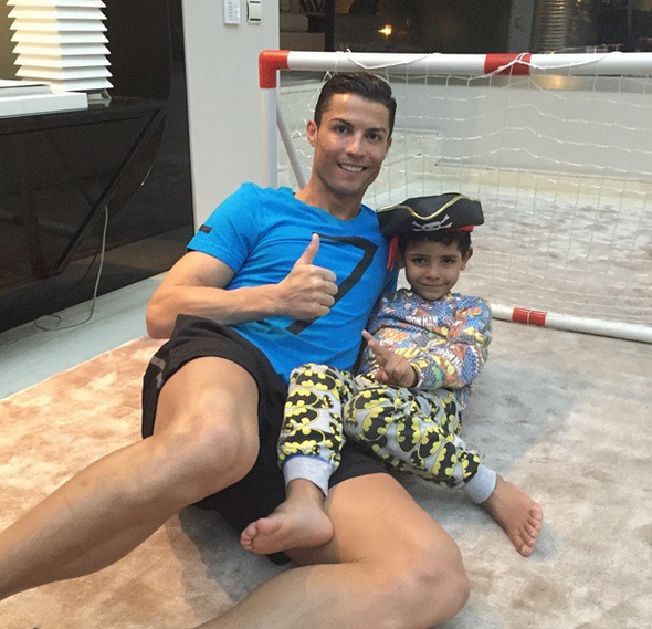 Ronaldo và những giây phút tình cảm bên con trai bé bỏng 29
