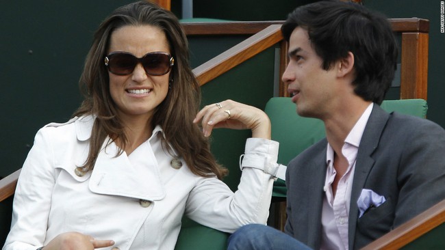 Em g&aacute;i xinh đẹp của C&ocirc;ng nương Anh đ&iacute;nh h&ocirc;n - Ảnh 7.