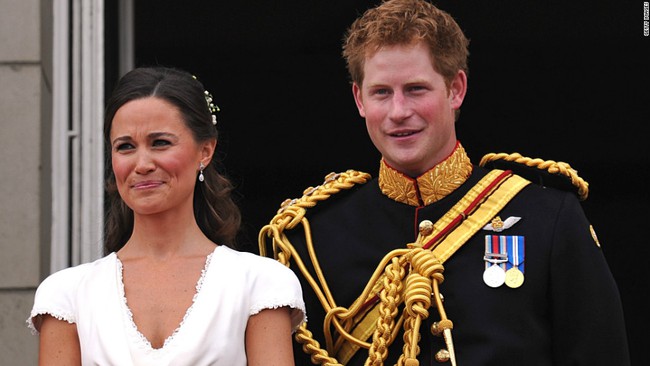 Em g&aacute;i xinh đẹp của C&ocirc;ng nương Anh đ&iacute;nh h&ocirc;n - Ảnh 5.