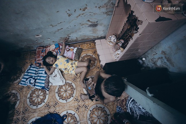 Đ&ocirc;i mắt m&agrave;u xanh kỳ lạ của hai anh em c&acirc;m điếc b&aacute;n v&eacute; số nơi x&oacute;m ngh&egrave;o S&agrave;i G&ograve;n - Ảnh 3.