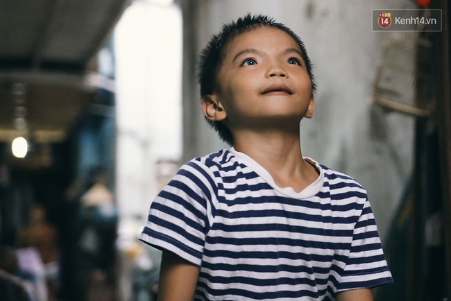 Đ&ocirc;i mắt m&agrave;u xanh kỳ lạ của hai anh em c&acirc;m điếc b&aacute;n v&eacute; số nơi x&oacute;m ngh&egrave;o S&agrave;i G&ograve;n - Ảnh 9.