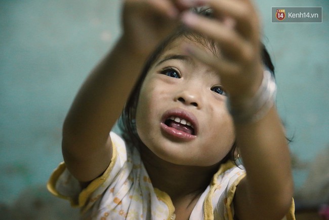 Đ&ocirc;i mắt m&agrave;u xanh kỳ lạ của hai anh em c&acirc;m điếc b&aacute;n v&eacute; số nơi x&oacute;m ngh&egrave;o S&agrave;i G&ograve;n - Ảnh 10.