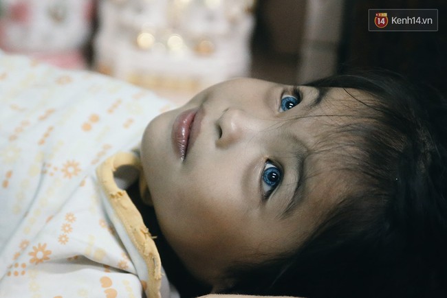 Đ&ocirc;i mắt m&agrave;u xanh kỳ lạ của hai anh em c&acirc;m điếc b&aacute;n v&eacute; số nơi x&oacute;m ngh&egrave;o S&agrave;i G&ograve;n - Ảnh 4.