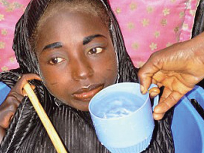 C&acirc;u chuyện cuộc đời của c&ocirc; g&aacute;i 19 tuổi chỉ lớn mỗi c&aacute;i đầu khiến h&agrave;ng triệu người x&oacute;t xa - Ảnh 4.