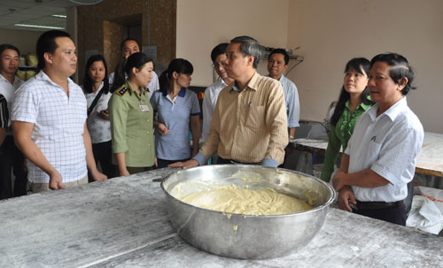 Đoàn liên ngành kiểm tra an toàn vệ sinh thực phẩm tại cơ sở bánh trung thu Bảo Phương