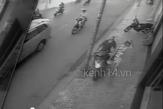 Cô gái mặc váy bị cướp kéo lê giữa đường Sài Gòn  2