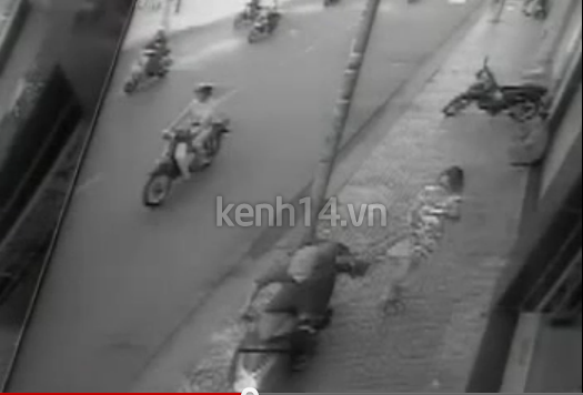 Cô gái mặc váy bị cướp kéo lê giữa đường Sài Gòn  3