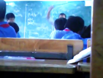Rùng mình với clip cô giáo “quất” học sinh bằng roi ngay tại lớp 1