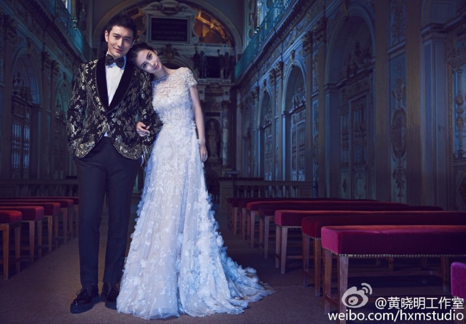 Hòa mình vào không khí lãng mạn và tràn đầy hạnh phúc của bức ảnh cưới của AngelaBaby và Huang Xiaoming. Không chỉ là kỷ niệm hạnh phúc của hai người, mà còn là một tác phẩm nghệ thuật ghi lại kỷ niệm đẹp nhất trong cuộc đời của họ.