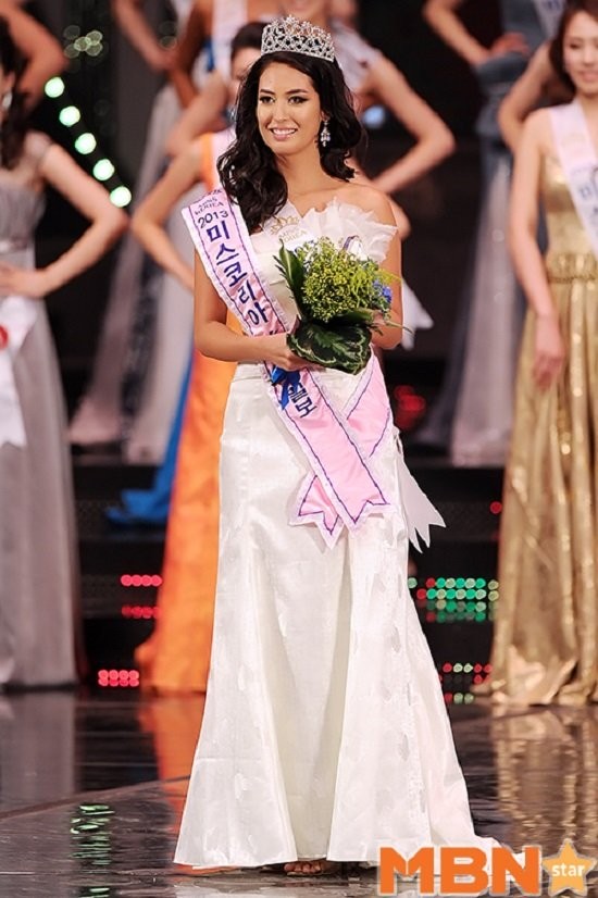 Catharina Choi đăng quang ngôi vị á hậu 2 tại cuộc thi Hoa hậu Hàn Quốc 2013 và sau đó tham dự cuộc thi Hoa hậu Trái Đất