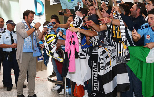 del-piero-lam-no-tung-san-bay-sydney