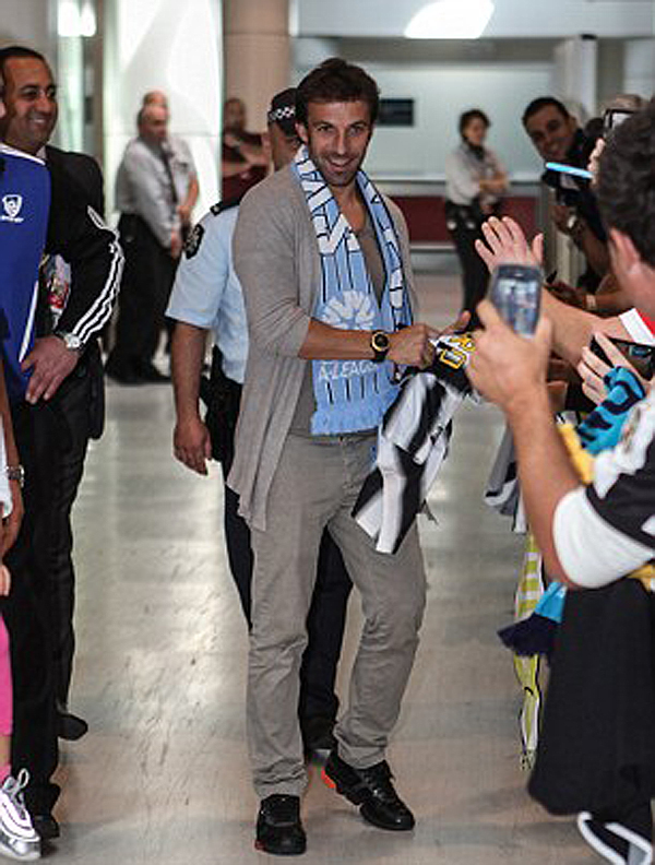 del-piero-lam-no-tung-san-bay-sydney