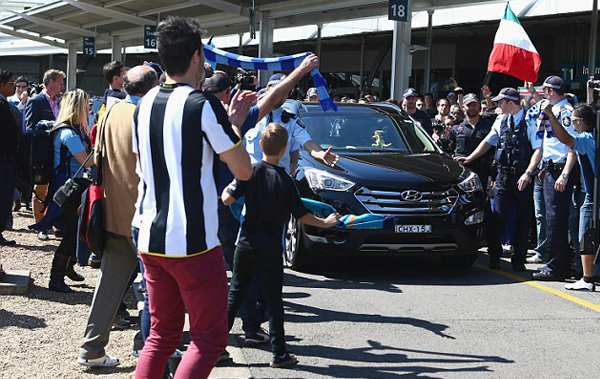 del-piero-lam-no-tung-san-bay-sydney