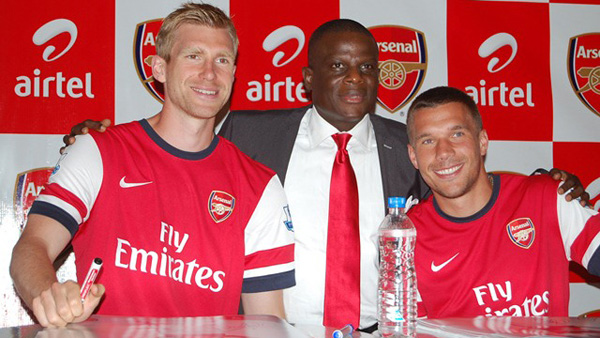 podolski-len-ke-hoach-xam-logo-arsenal