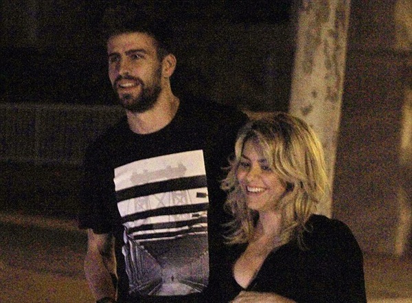 pique-va-shakira-tay-trong-tay-di-an-toi