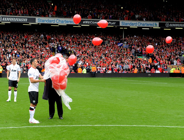 chum-anh-bua-tiec-bong-da-tai-anfield