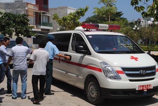 Chiếc xe cứu thương của Trung đo&agrave;n Ph&ograve;ng kh&ocirc;ng-Kh&ocirc;ng qu&acirc;n 937 đưa thi thể anh T&uacute; về thăm nh&agrave;.